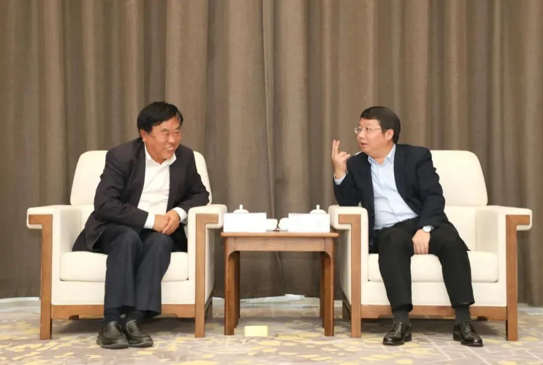 貴州省六盤水市市委副書記、市長李剛與集團董事長韓偉一行座談