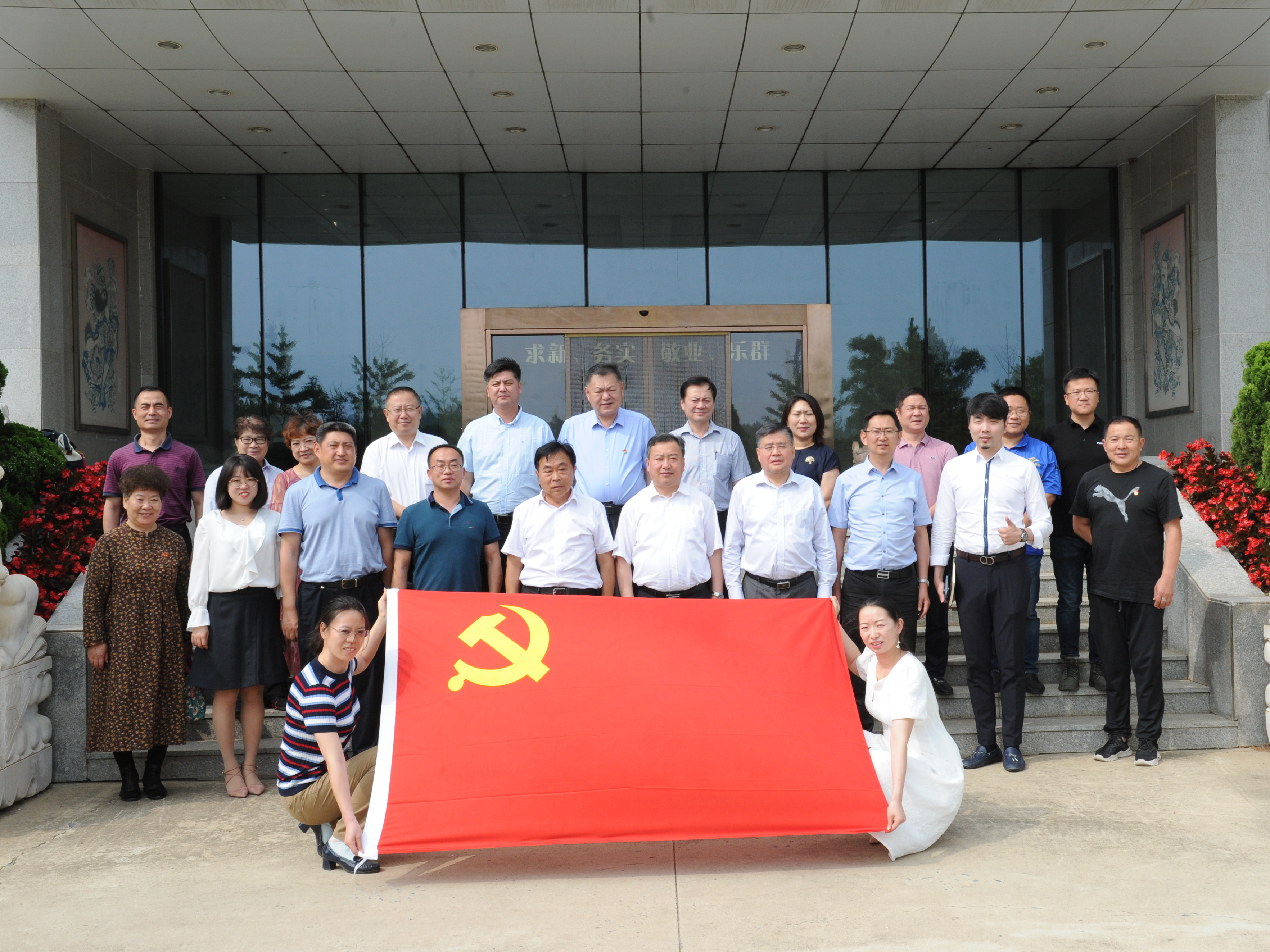 慶祝中國共產黨成立100周年,市、區工商聯走進韓偉集團開展“講連商故事，憶紅色百年”活動