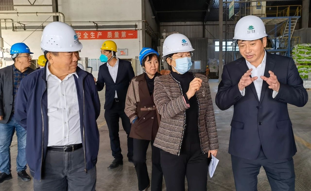 大連市農業農村局局長邢芳一行到韓偉集團考察調研