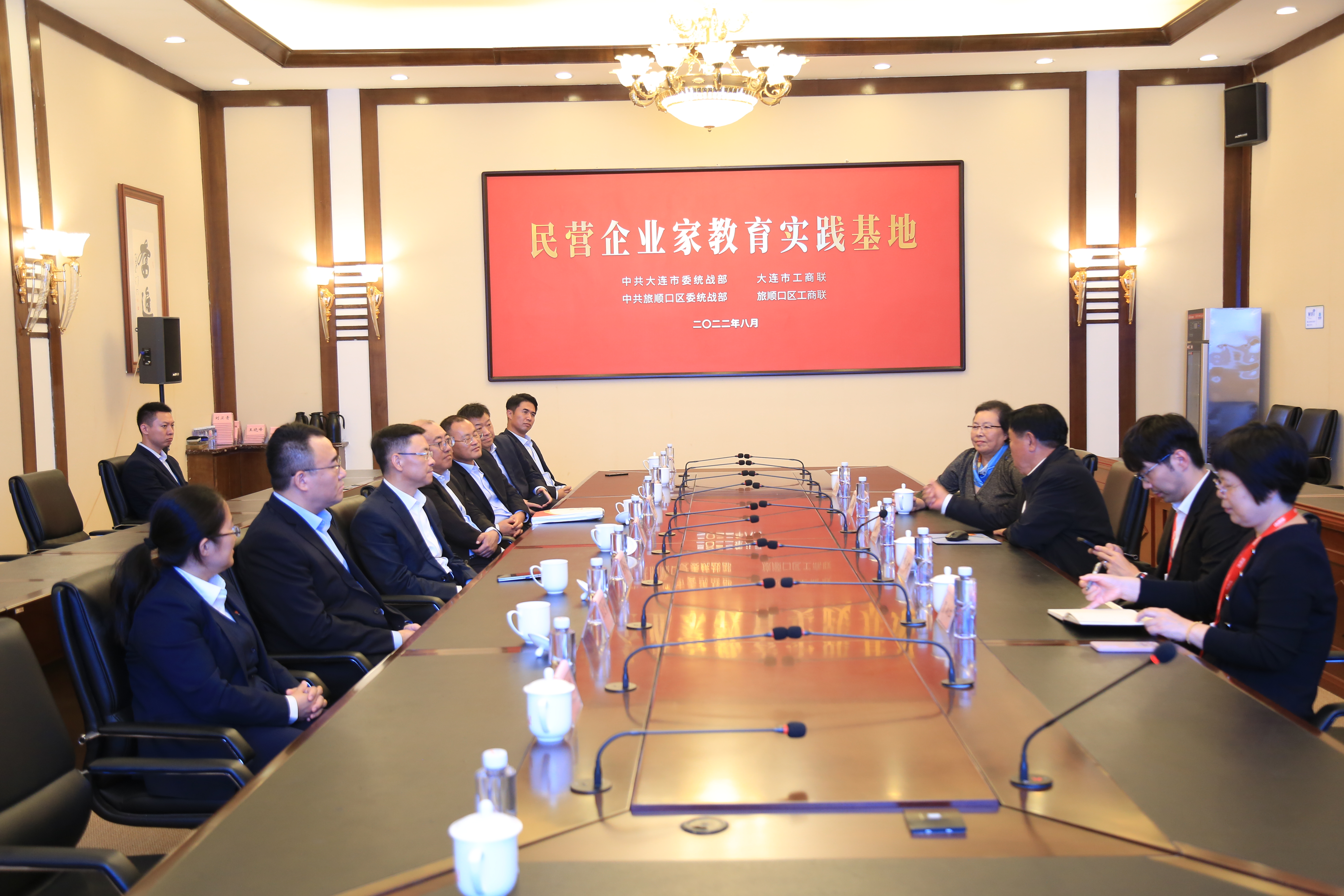 大連農(nóng)商銀行李秉章董事長(zhǎng)一行調(diào)研韓偉集團(tuán)